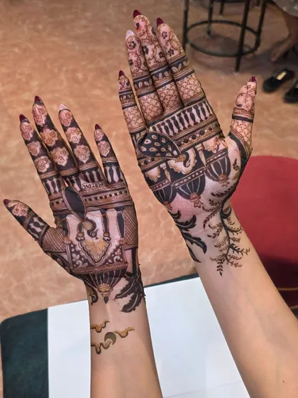This design combines bold, dark elements with delicate, fine lines. You can see a mix of floral patterns, peacocks, and traditional architecture, creating a very dynamic and eye-catching look.