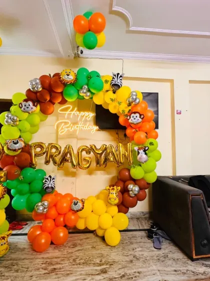 This wider view shows how the circular jungle-themed balloon arch becomes the main centerpiece of the room. It’s a great way to create a dedicated photo corner in your living room, and I can adjust the size to fit your specific space.