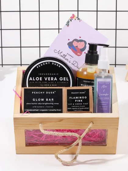 A different angle of the aloe-themed Mother's Day hamper. It's a perfect way to spoil your mom with products that are both natural and effective.