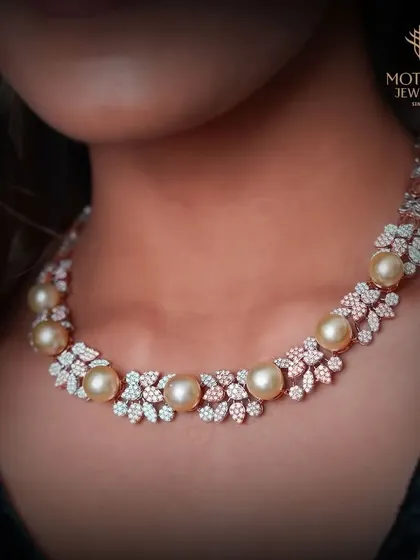 A classic necklace featuring large, luminous pearls alternating with diamond-encrusted floral links. This piece is the epitome of timeless elegance and feminine grace.