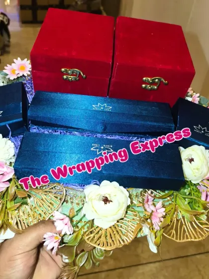 Another view of the Kua Poojan jewellery platter. This kind of presentation makes the gift-giving part of the ceremony feel very grand.