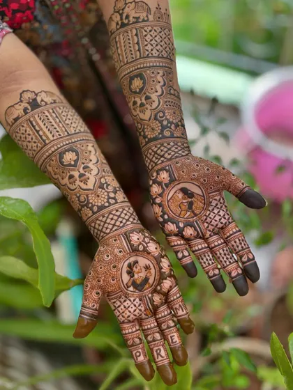 The full view of this personalized bridal design, showing how the portraits and name details are integrated into a complete and cohesive piece of art.