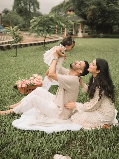 Lifting her high! These playful, interactive moments make for the most joyful and authentic family photos.