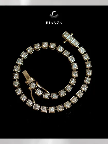 The classic diamond tennis bracelet is a must-have for any jewellery collection. This piece can be stacked with other bracelets or worn alone for a touch of everyday sparkle.