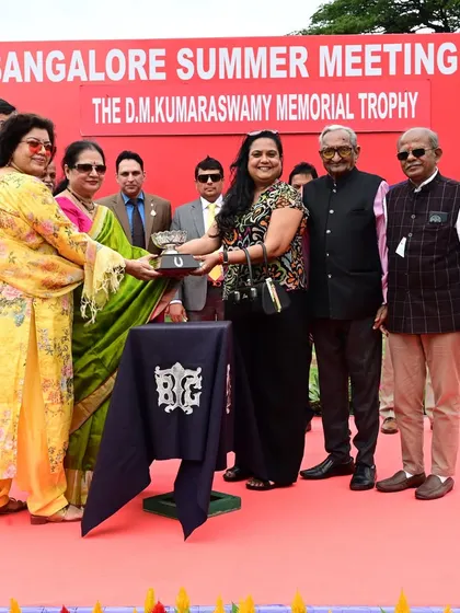 Mrs. D.K. Lalitha presents The D.M. Kumaraswamy Memorial Trophy to the owners of Thundering Phoenix.