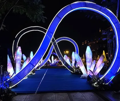 Another view of the infinity loop entrance, showing how it creates a stunning, futuristic tunnel for guests to walk through as they enter the sangeet venue.