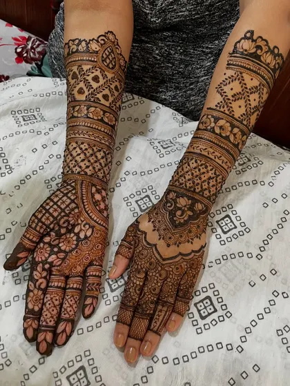 The back-hand view of the same engagement mehendi. The patterns are symmetrical and beautifully executed.