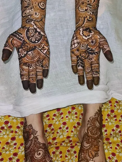 A duplicate of 100, showing the same matching hand and foot design.