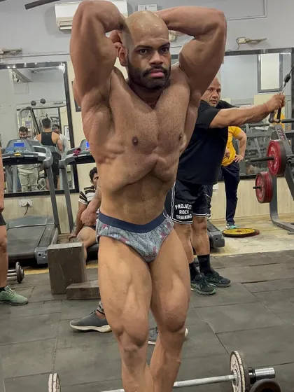 One man army. The classic abs and thigh pose.