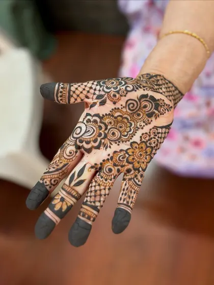 A free-flowing floral and paisley design, a beautiful example of classic Indian mehendi artistry.