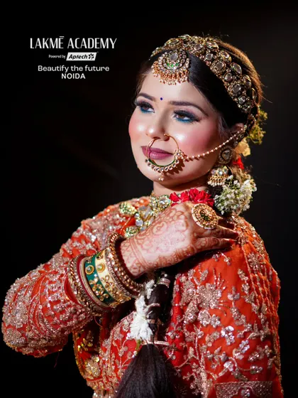 This shot showcases the complete contemporary bridal look, from the matha patti to the intricate nath. You will learn how to balance heavy jewelry with makeup for a harmonious and elegant result.