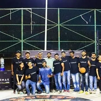 The full event crew, including our team and collaborators, gathers for a group photo at the Decathlon Tarmak basketball tournament.
