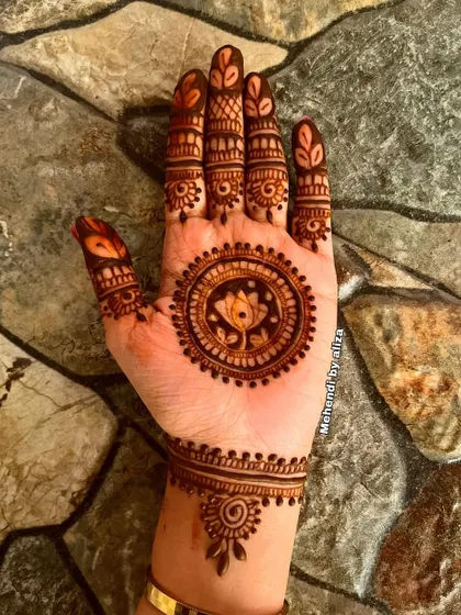 A minimal mehendi design with a lotus mandala at its heart. This is perfect for someone who wants a touch of tradition without full coverage.