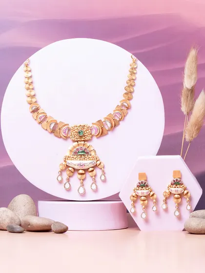 A play of curves, a fusion of form and elegance. This matte gold set features hammered textures and gemstone accents, creating a look that is both traditional and strikingly modern.
