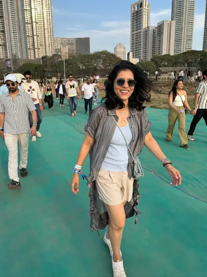 My outfit for the Ed Sheeran concert. I chose this cool jacket to complete my look, pairing it with a simple tank top and shorts for a comfortable and stylish concert vibe.
