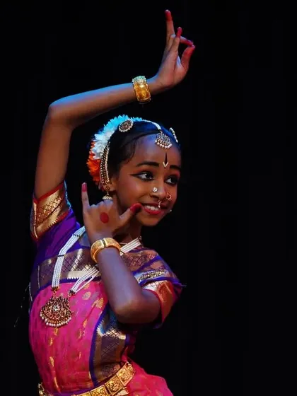 A beautiful example of how mudras and facial expressions combine to create meaning. This student's playful glance brings her character to life.