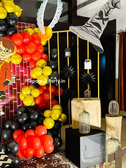 Explore the details of my Harry Potter decorations, from a "Welcome to Hogwarts" signpost to props like the Golden Snitch, Hedwig, and floating keys, creating a truly magical experience.