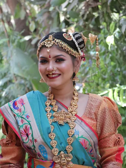 A classic South Indian bridal look, complete with temple jewelry and a beautifully braided hairstyle. My students learn to create this timeless look.