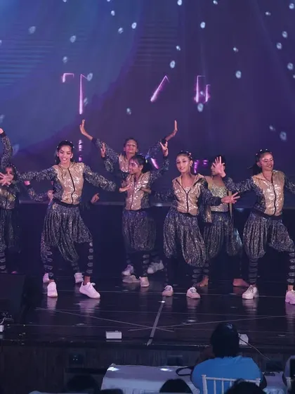 The final pose of the "Jhoome Jo Pathaan" act, a powerful end to an energetic performance.