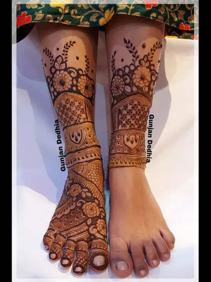 A lovely floral design for bridal feet. The pattern includes intricate bands on the ankles and detailed work on the toes.