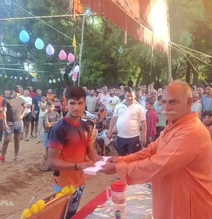 One of our players receiving the 'Best Defender' award at a local tournament.