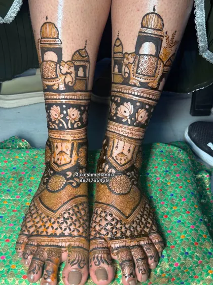 This foot design features a royal procession with elephants and palace architecture, a perfect match for a grand bridal look.