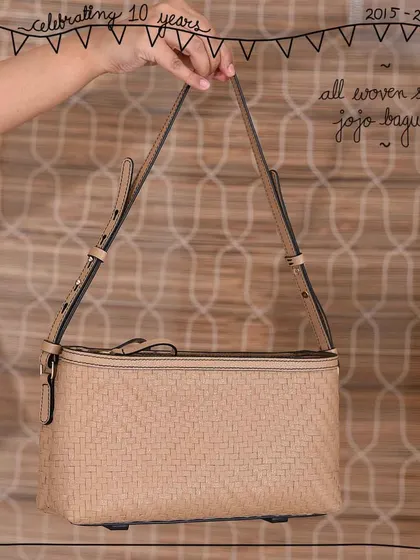 Our signature all-woven technique gives the Jojo Baguette a completely new personality. This version in our neutral Sand leather highlights the intricate texture of the hand-matted weave, creating a sophisticated and timeless shoulder bag.