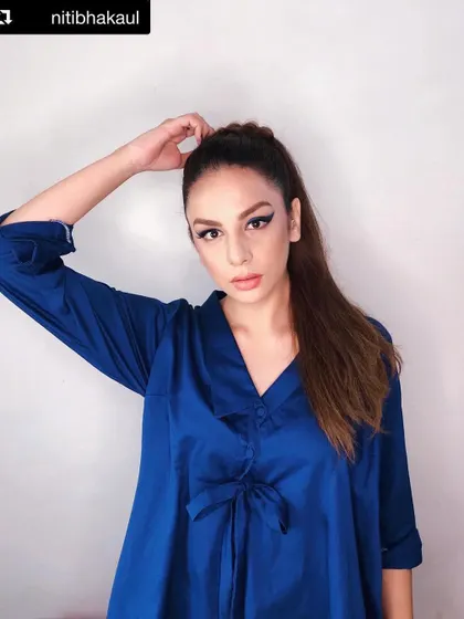 A dramatic, graphic black liner look for a high-fashion feel. This style is all about sharp lines and bold confidence, perfect for making a statement.