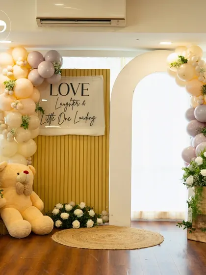 A classic teddy bear picnic is always a heartwarming choice. This full event view shows a cozy and elegant setup with a custom backdrop, pastel balloon garlands, and fresh floral arrangements, creating a perfect photo corner and a warm welcome for guests.