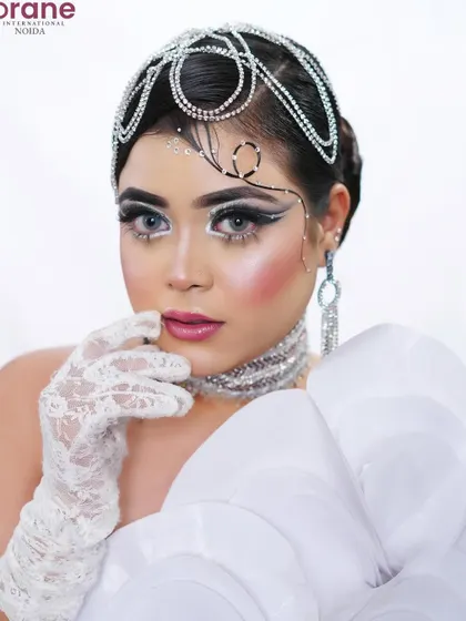 This pose is both strong and delicate, capturing the essence of this avant-garde white look.