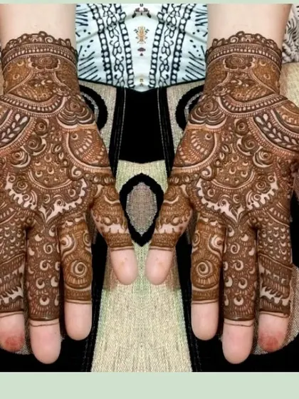 This elegant design focuses on the center of the palm and wrist, leaving the fingers more open for a contemporary feel.