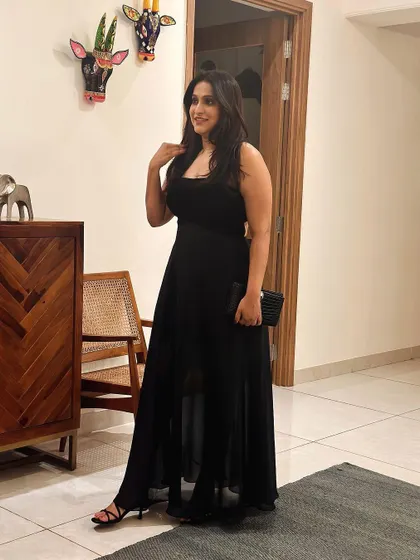 A duplicate image of Sanjana posing in her elegant black gown.