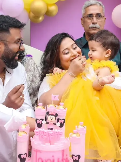 The cake cutting ceremony is a central moment of any birthday. We gather the whole family, from parents to grandparents, to capture this happy tradition and the love surrounding the birthday girl.