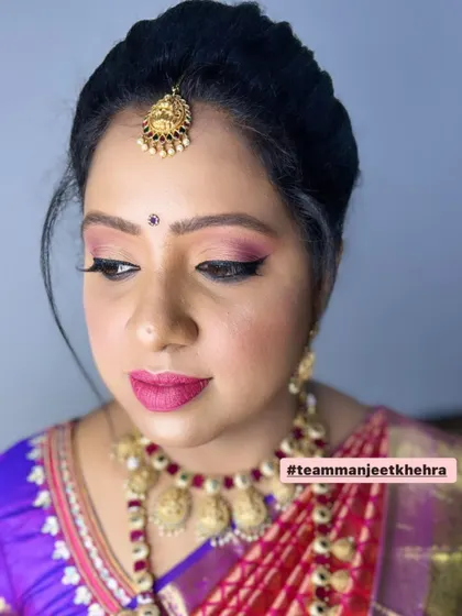 A beautiful guest look for a brother-in-law's Muhurtham. The makeup features pink tones on the eyes and lips, paired with traditional temple jewellery.