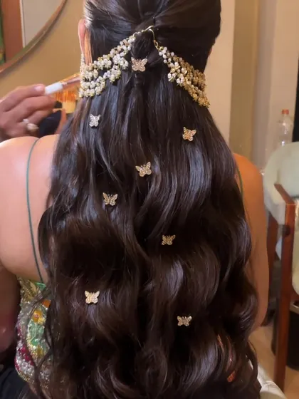 A detailed back view of the butterfly hairstyle. You'll learn the best way to place small, scattered accessories so they feel integrated and secure within the waves.