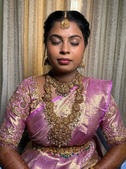 A simple and elegant engagement look for Namratha. The golden glittery eyes and skin-true base makeup look beautiful on her medium skin tone.
