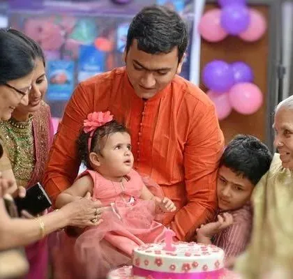A beautiful multi-generational moment centered around the birthday girl and her cake. We make sure to capture the love and attention from grandparents, parents, and siblings.