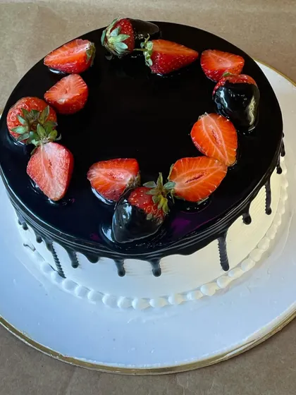 A classic combination of chocolate and strawberry. This cake features a rich chocolate glaze topped with fresh, juicy strawberries.