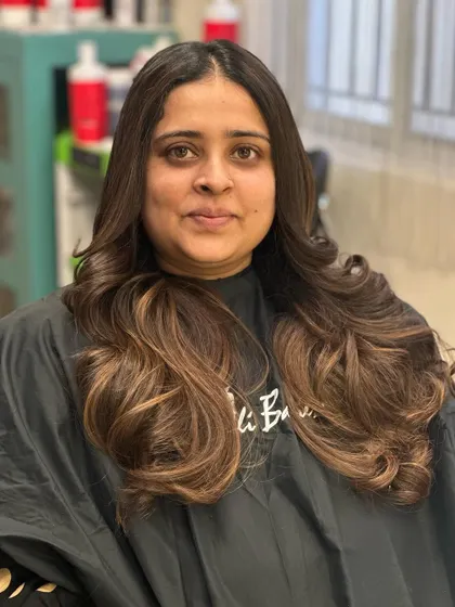 A final portrait of the client and her beautiful new hair.