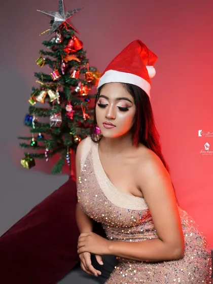 A beautiful portrait that combines holiday cheer with high-quality makeup artistry.