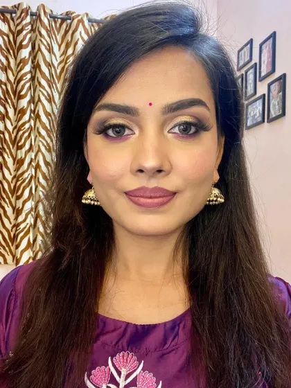 A direct look at this stunning eye makeup. The combination of the warm gold shadow and the cool-toned purple liner creates a beautiful and unique contrast.