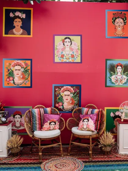 A photo booth dedicated to the iconic Frida Kahlo, with portraits of the artist and themed cushions. This corner celebrates her spirit and adds an artistic touch to the fiesta.