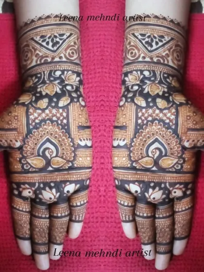Symmetrical peacock designs for a classic bridal look. The bold, dark filling makes the peacocks stand out, while the surrounding patterns are filled with fine, delicate details.