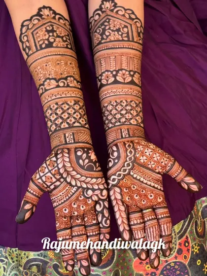 A full-coverage design with a mix of floral and geometric patterns. The contrast between the filled and empty spaces makes the design very attractive.