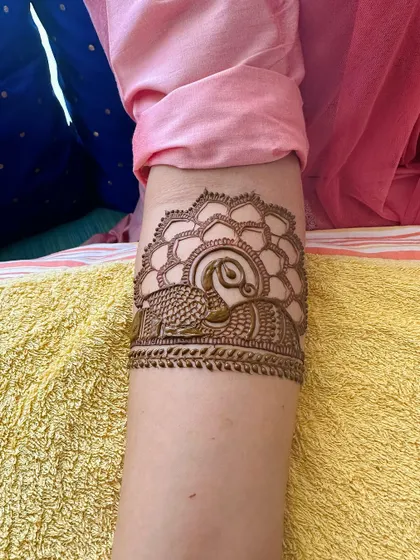 A duplicate of 180, showing the clean lines of this single peacock motif.
