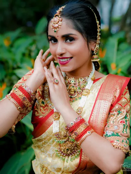 A happy bride, her look elevated by a unique Jadau jewellery set. The white beaded haara with Jadau pendants is a fresh take on bridal wear.