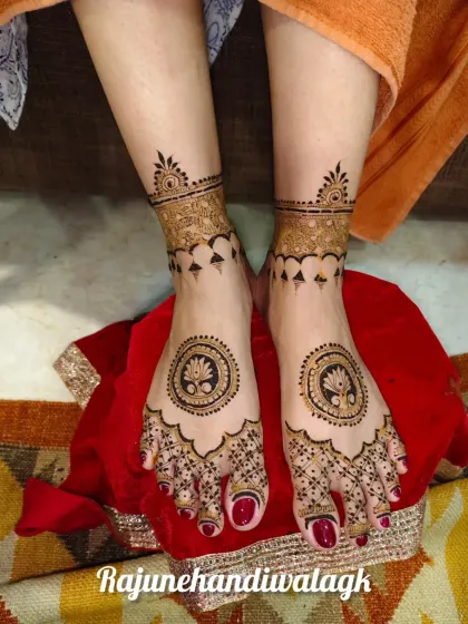 An elegant foot mehendi with a central mandala design. The patterns on the toes and ankle complete the look.