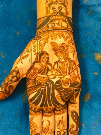A beautiful portrait of Radha and Krishna on the palm. The details are very fine, from the flute in Krishna's hand to the jewelry they are wearing.