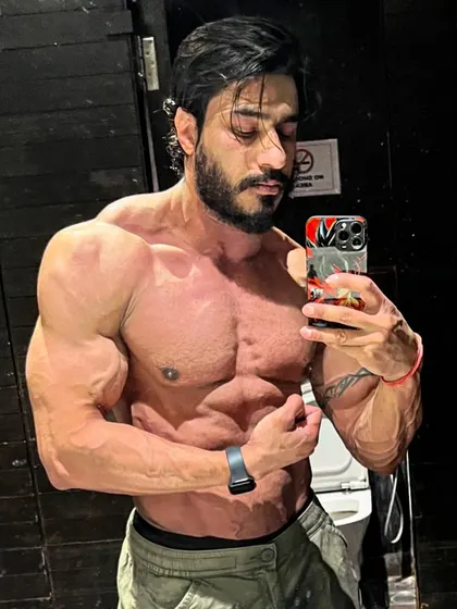 A front-facing selfie, showing the results of not lying to yourself and avoiding the "dirty bulk" mentality.