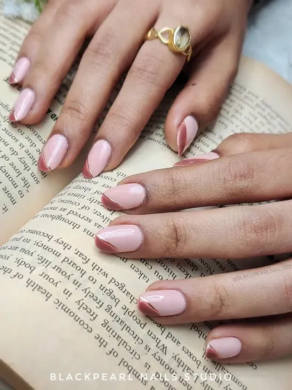 This elegant set features nude nails with a chic brown half-French tip, outlined with a delicate rose gold border. It's a subtle yet sophisticated design that is perfect for everyday wear.